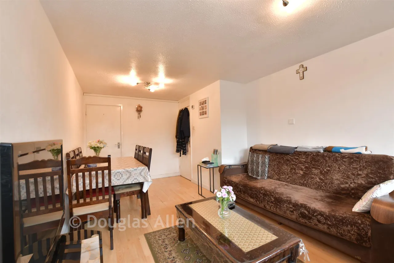 2 bed flat for sale, Ray Lodge Road, Woodford Green, IG8