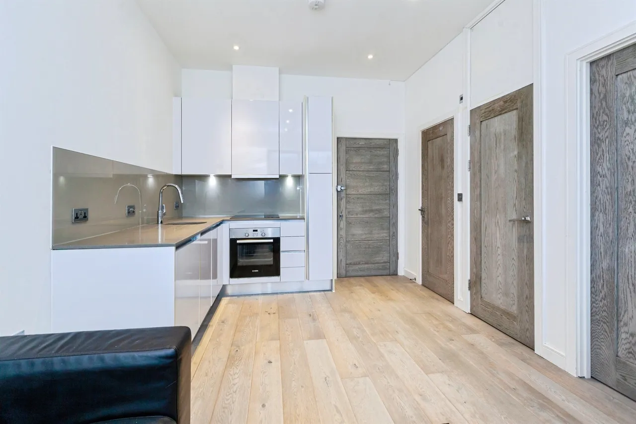 Wellington Street, Slough, SL1, photo 4