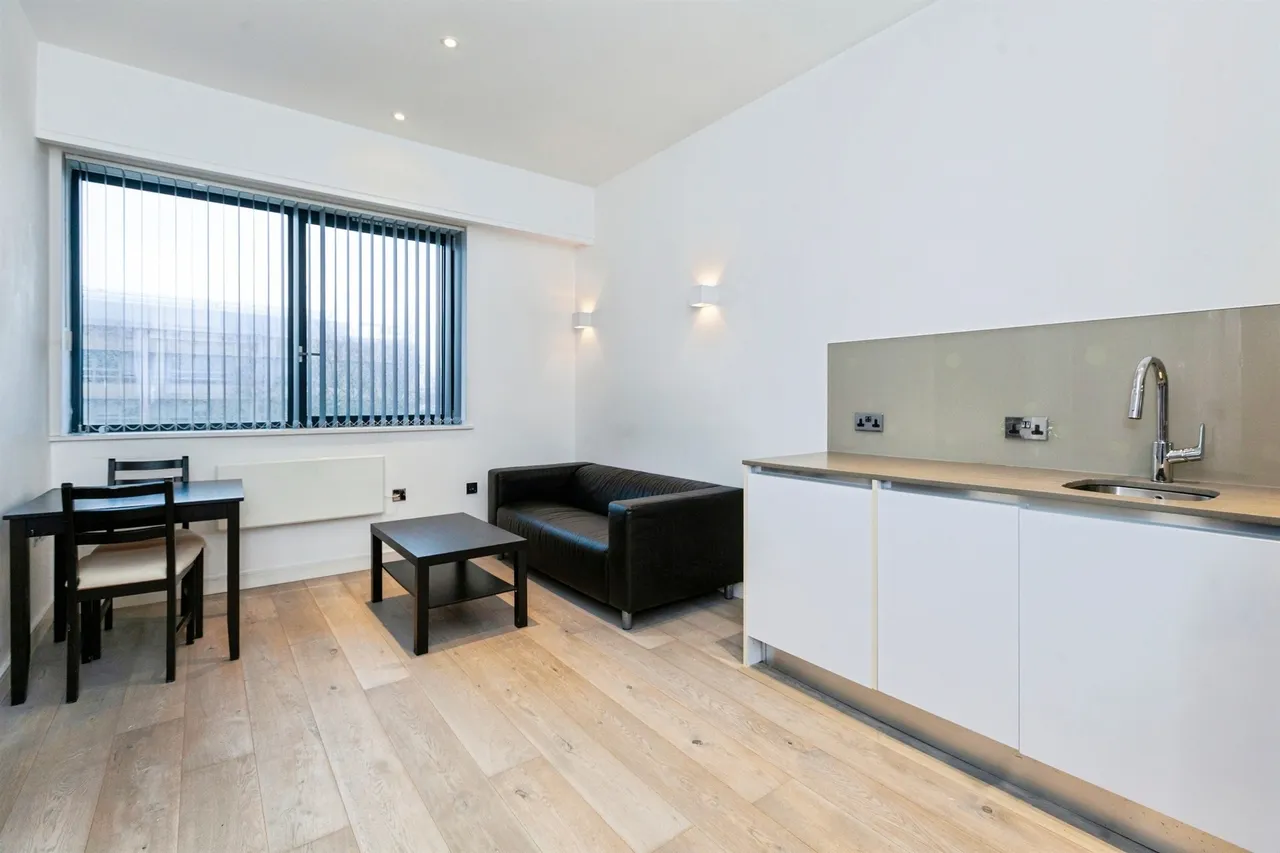 Wellington Street, Slough, SL1, photo 2