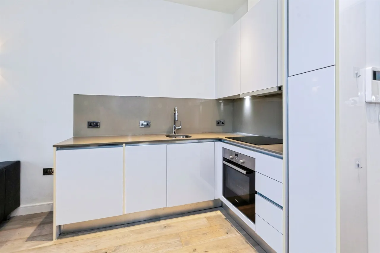 Wellington Street, Slough, SL1, photo 5