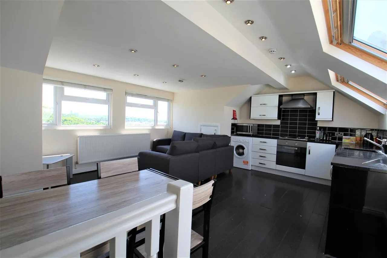 4 bed flat to rent, Richmond Road, Hyde Park, LS6