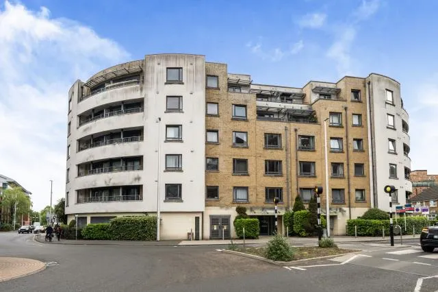 2 bed flat for sale, Chertsey Road, Woking, GU21