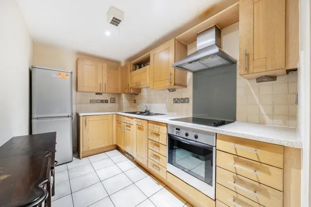 Chertsey Road, Woking, GU21, photo 2