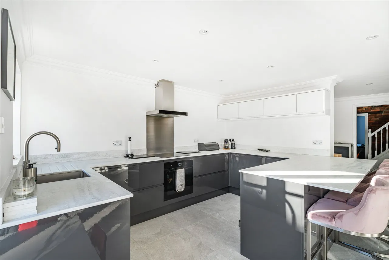 Vicarage Lane, Laleham, TW18, photo 6
