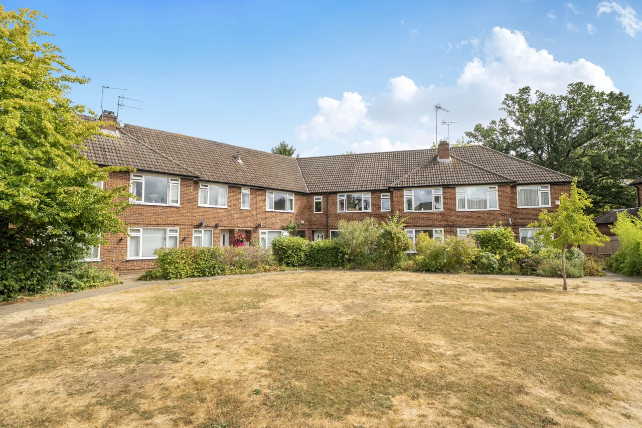 2 bed flat for sale, The Sigers, Pinner, HA5