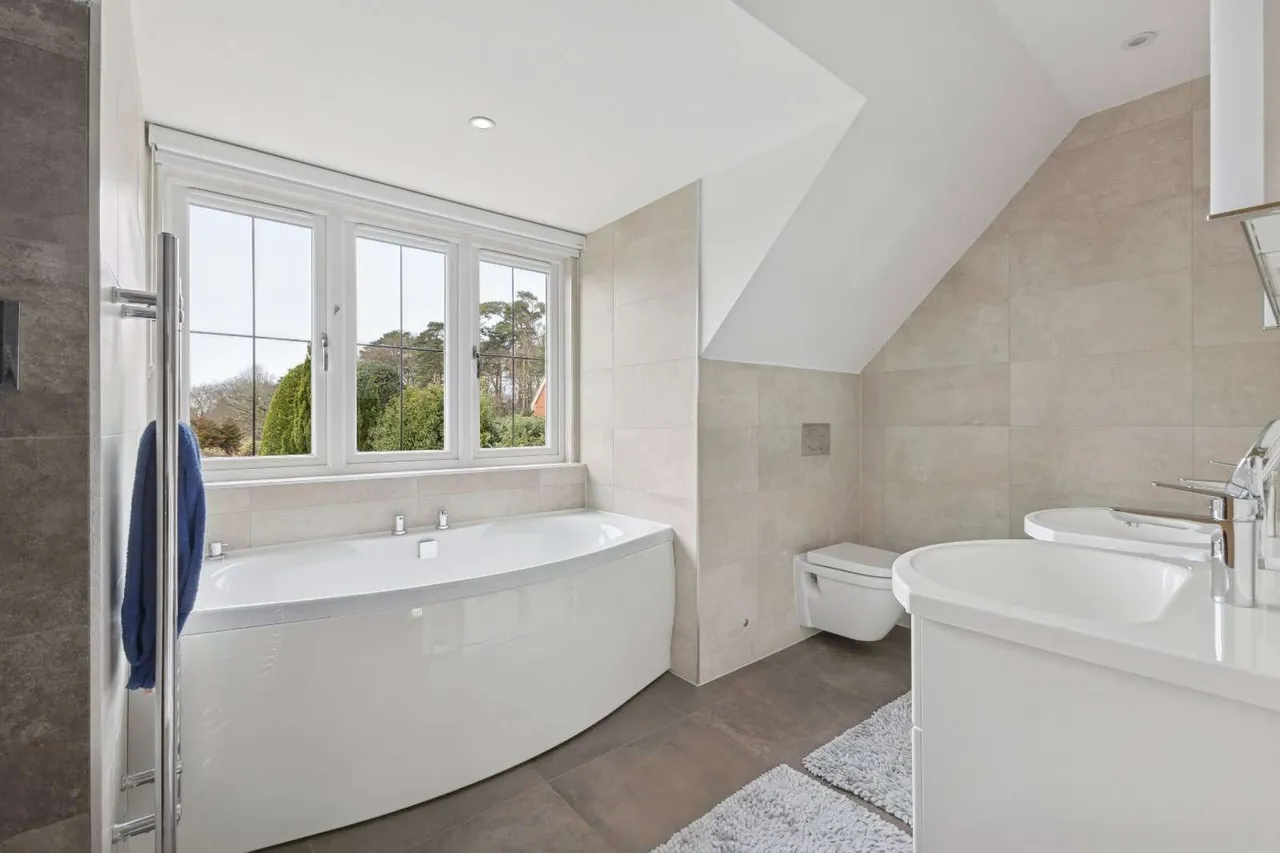 Portsmouth Road, Hindhead, Hampshire, GU26 6FQ, photo 11