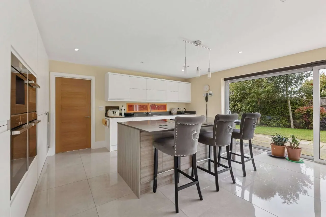 Portsmouth Road, Hindhead, Hampshire, GU26 6FQ, photo 3