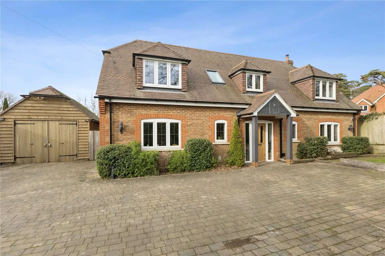4 bed house for sale — Portsmouth Road, Hindhead, Hampshire, GU26 6FQ