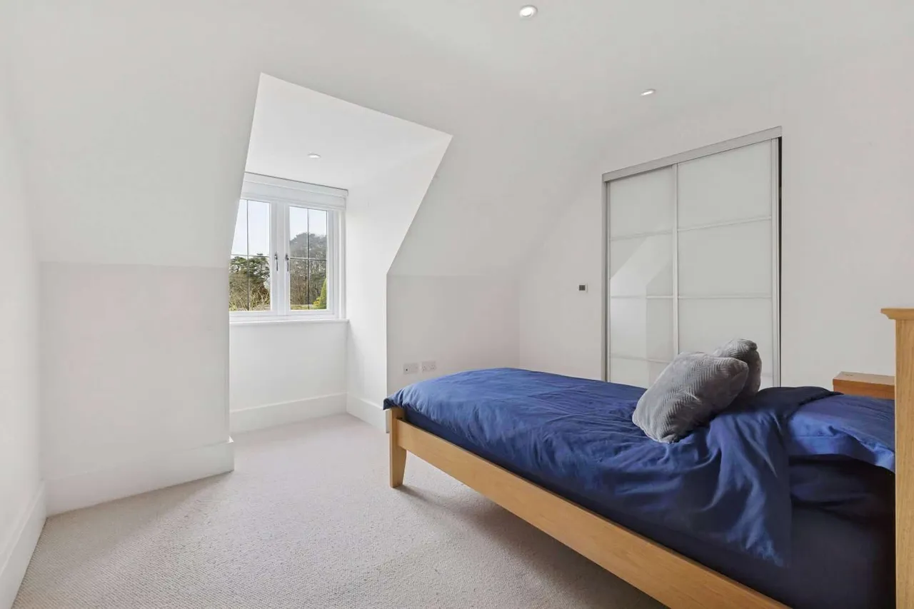 Portsmouth Road, Hindhead, Hampshire, GU26 6FQ, photo 9