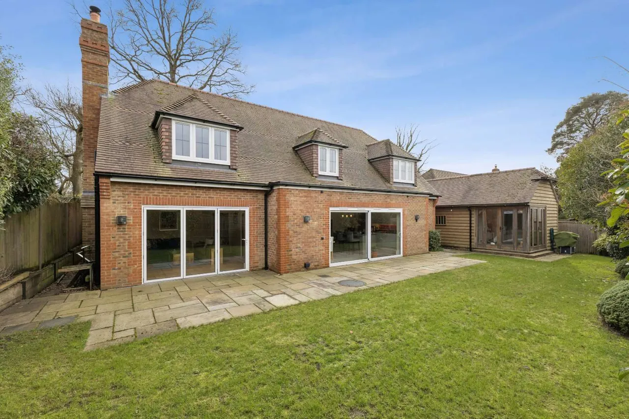 Portsmouth Road, Hindhead, Hampshire, GU26 6FQ, photo 12