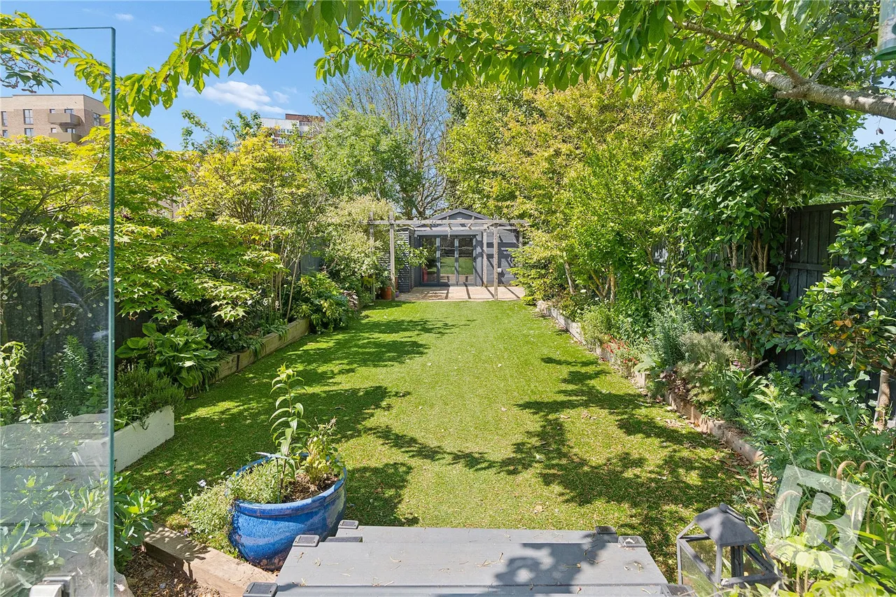 Abbs Cross Lane, Hornchurch, RM12, photo 2