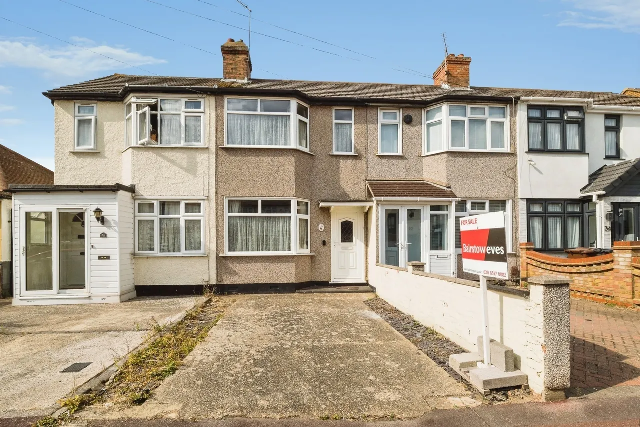 2 bed house for sale — Mayswood Gardens, Dagenham, RM10