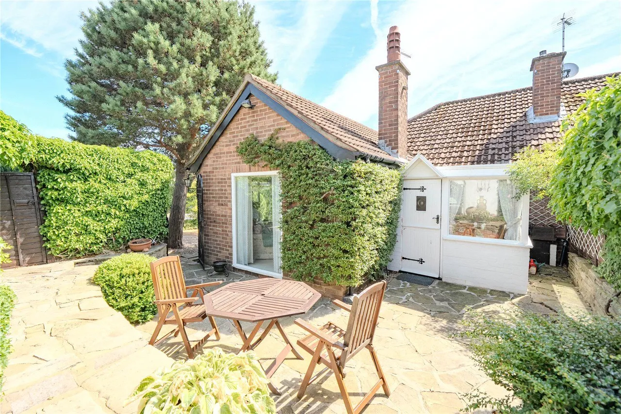 Rockwood Crescent, Calverley, LS28, photo 9