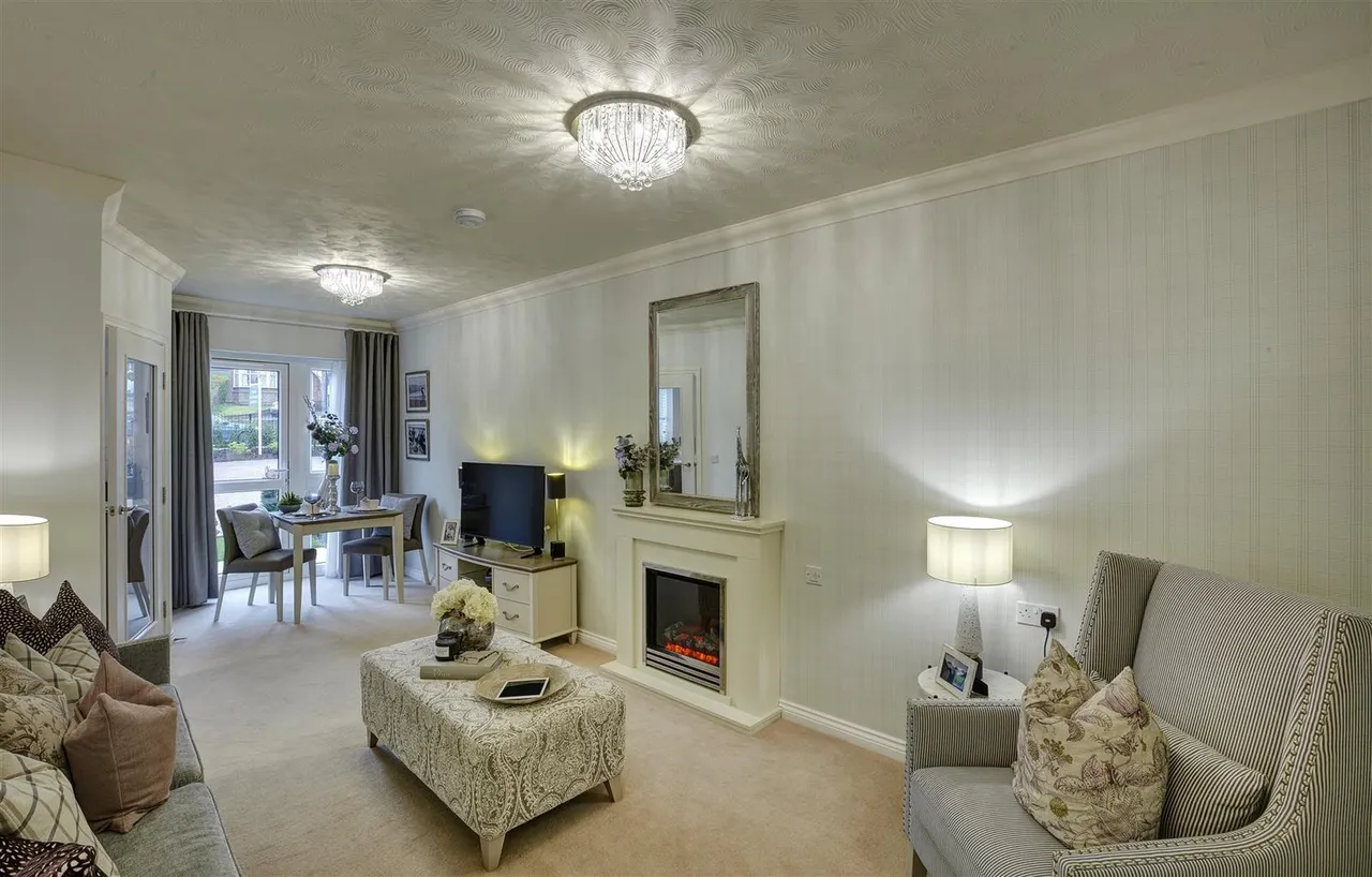 Great Tattenhams, Epsom, KT18 5SF, photo 7