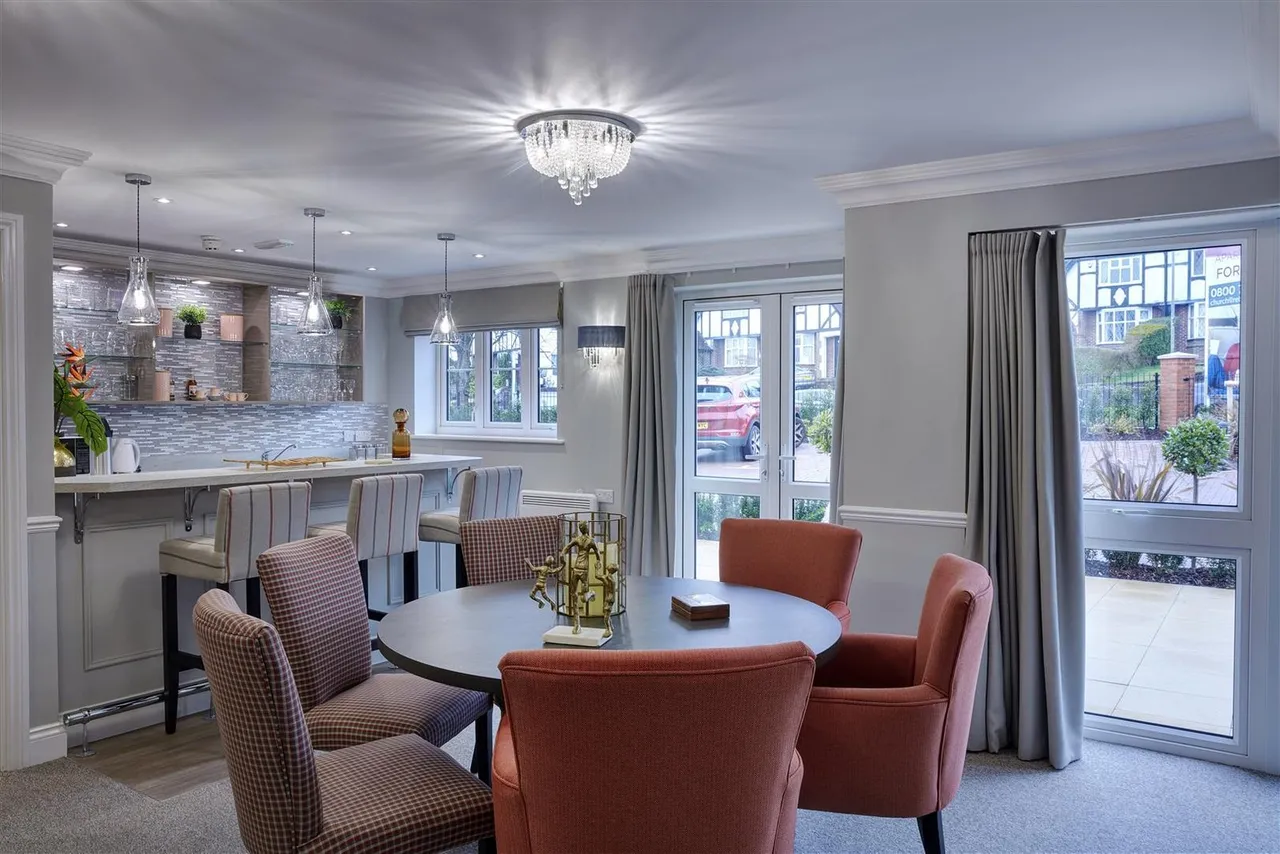 Great Tattenhams, Epsom, KT18 5SF, photo 6