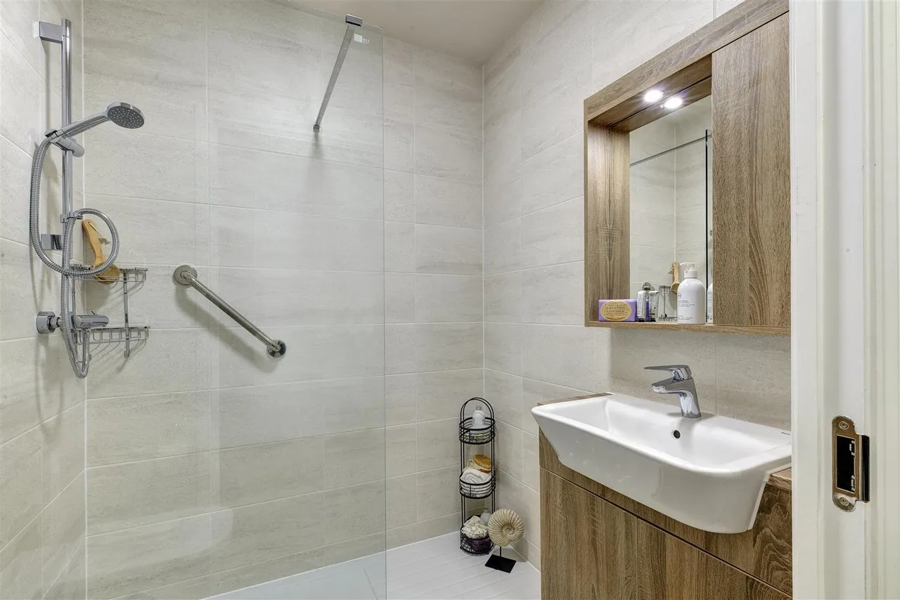Great Tattenhams, Epsom, KT18 5SF, photo 5
