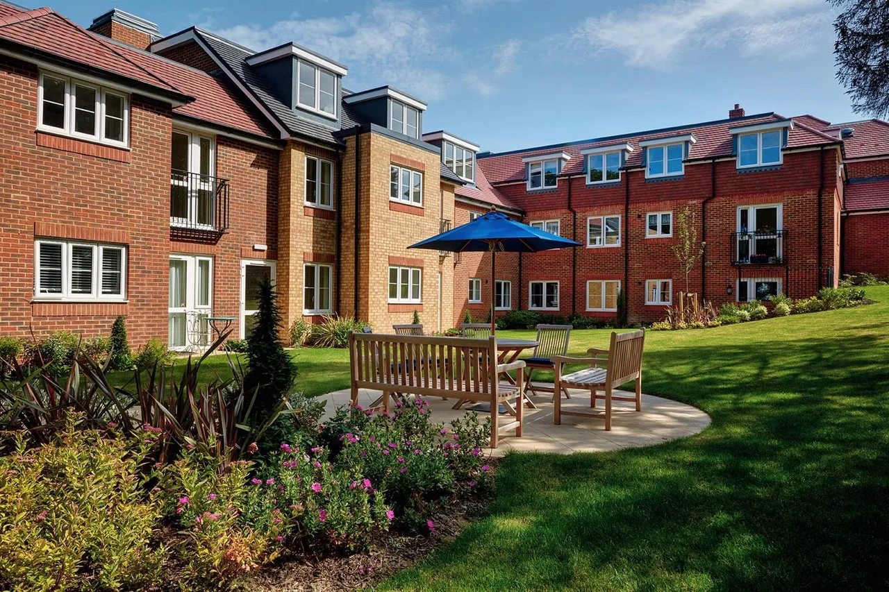 1 bed flat for sale — Great Tattenhams, Epsom, KT18 5SF