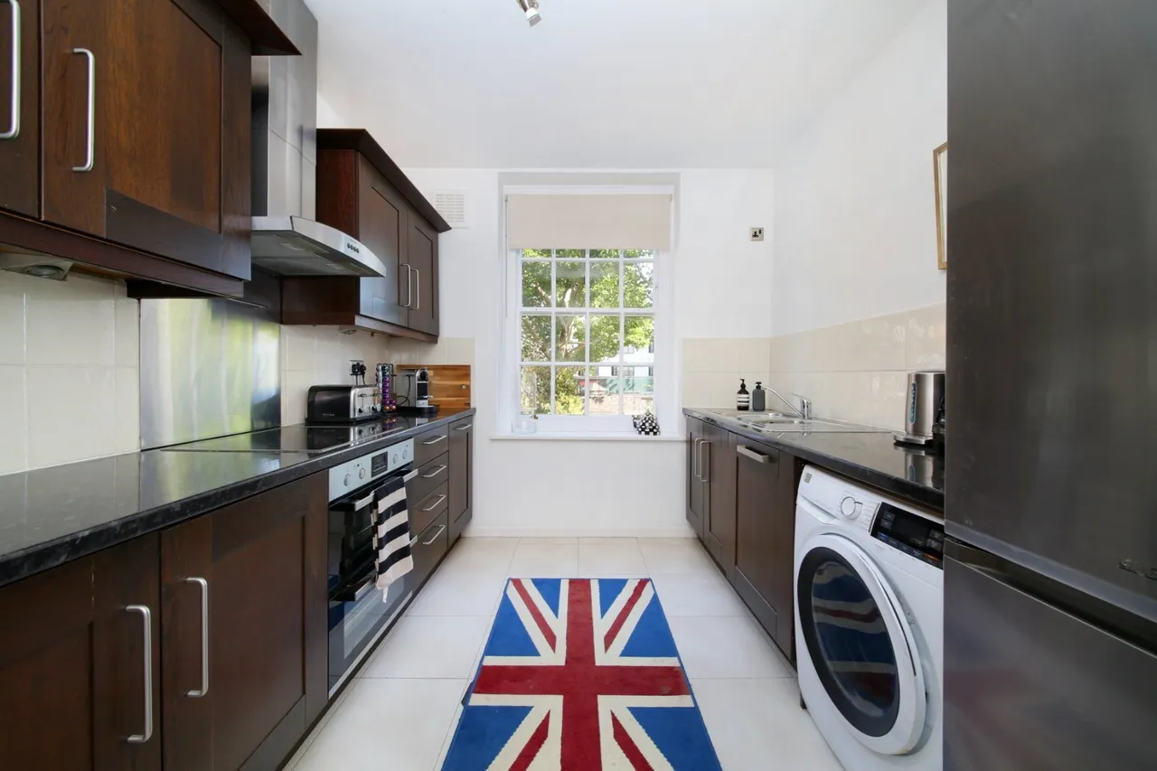 Vicarage Crescent, London, SW11, photo 2