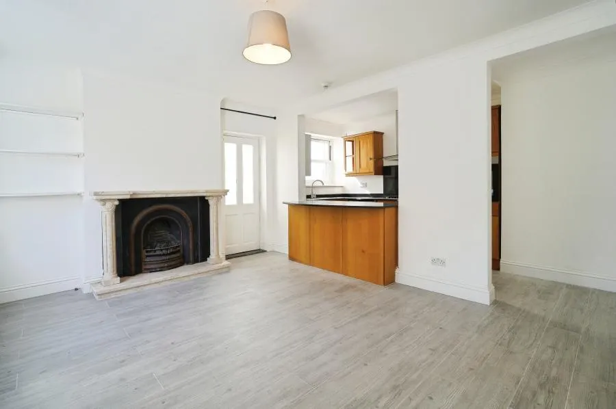 3 bed flat to rent, Lower Ground Floor North Side Wands, London, SW18