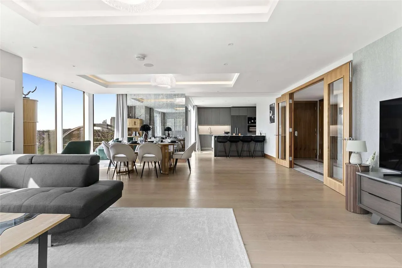 3 bed flat for sale — Juniper Drive, London, SW18 1GY