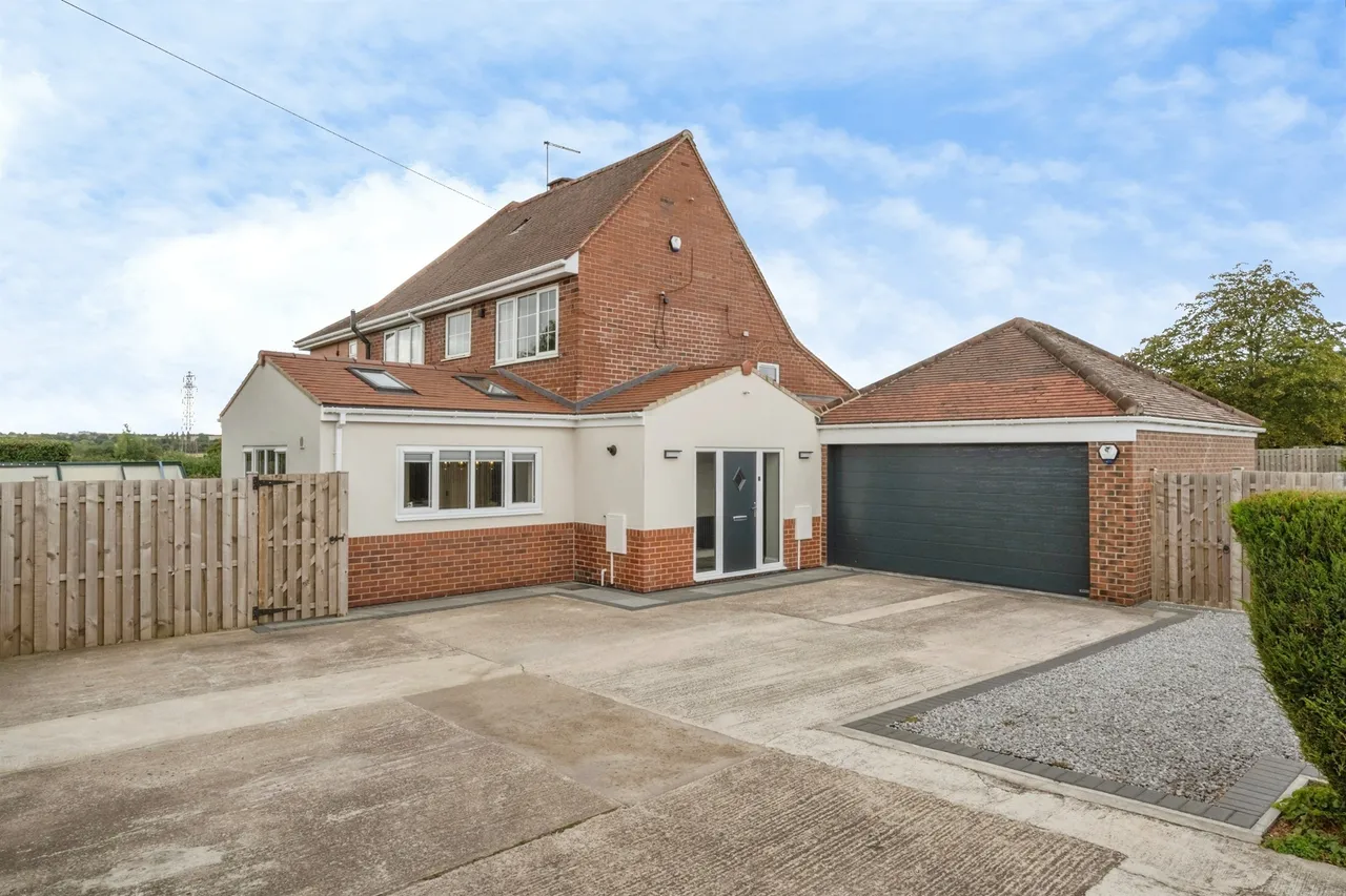 4 bed house for sale, Doncaster Road, Harlington, DN5