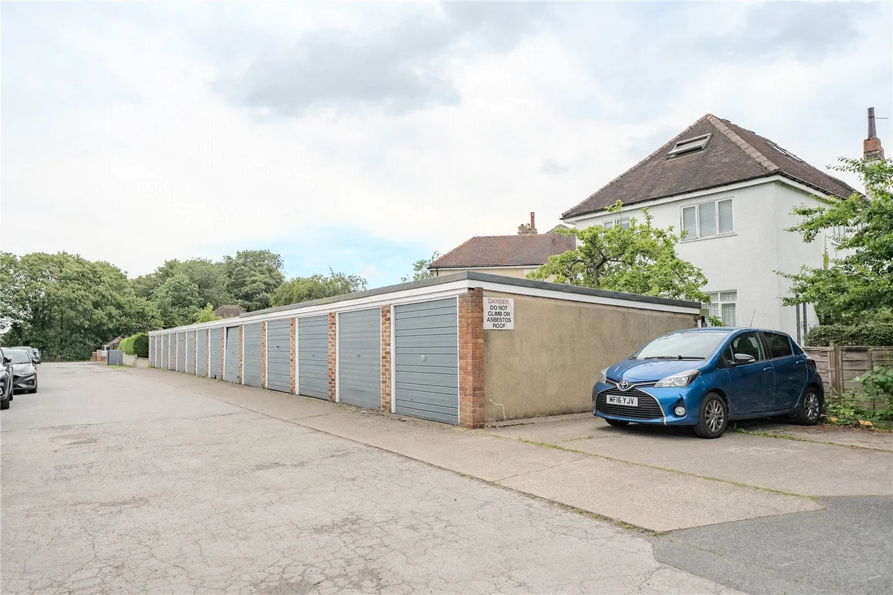 High Moor Court, Leeds, LS17, photo 8