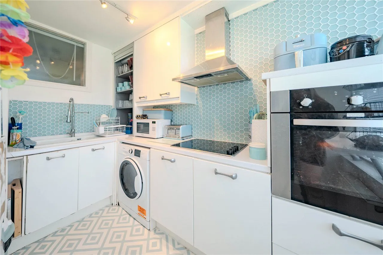 High Moor Court, Leeds, LS17, photo 2