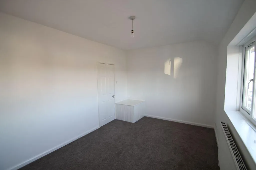 Rowdowns Road, Dagenham, photo 7