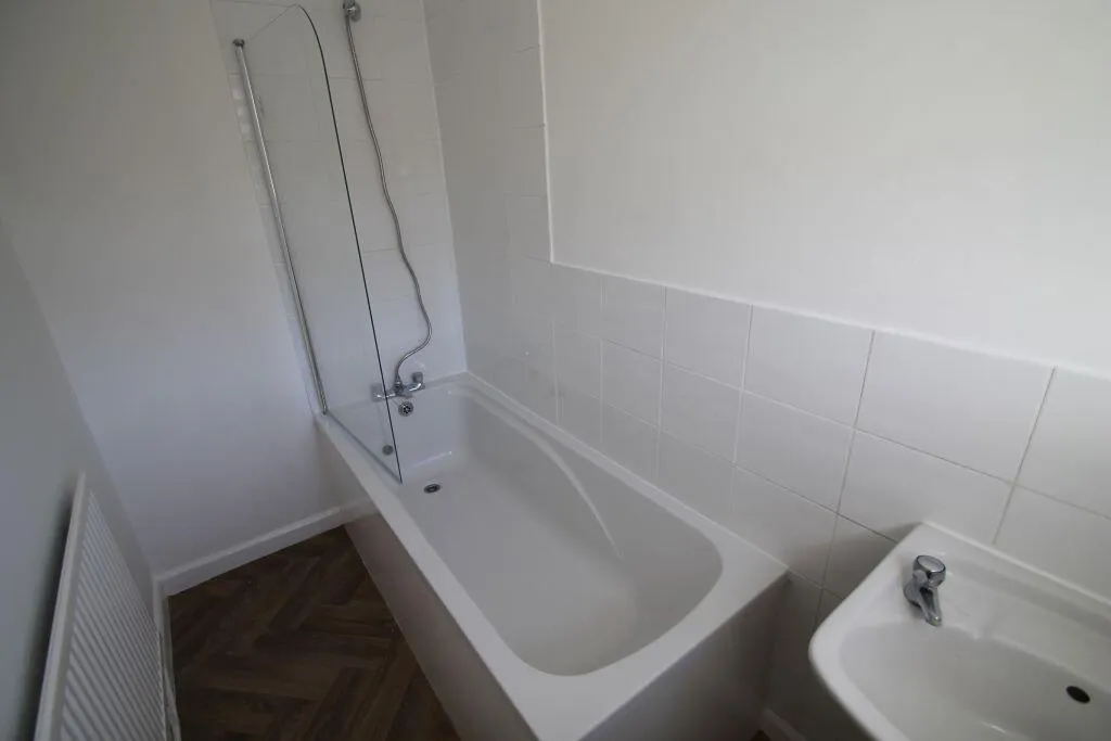 Rowdowns Road, Dagenham, photo 5