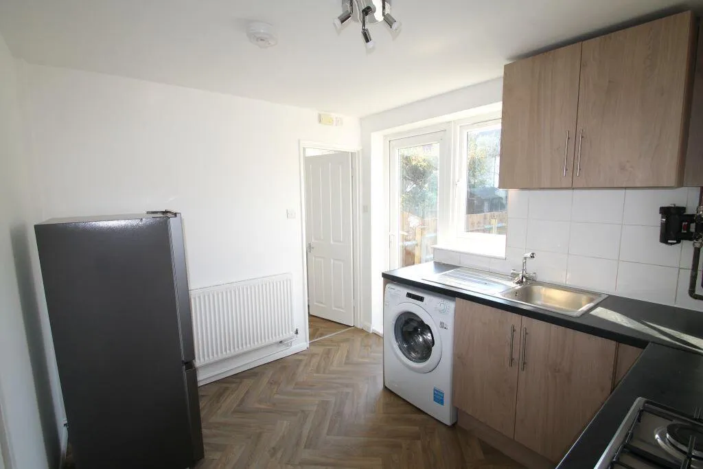 Rowdowns Road, Dagenham, photo 4