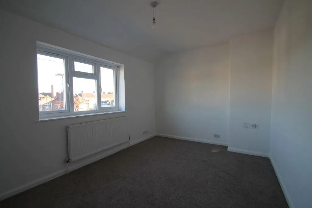 Rowdowns Road, Dagenham, photo 6