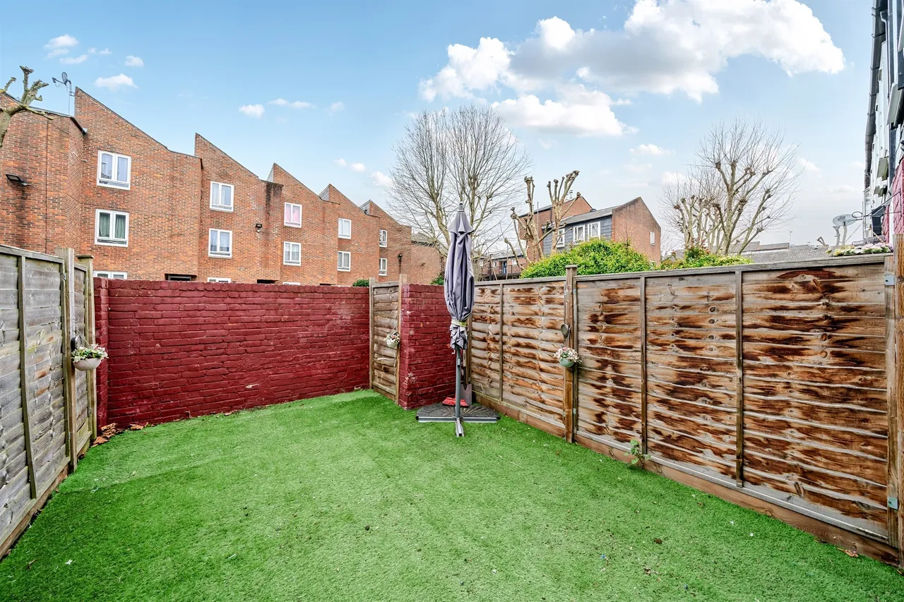 Langdale Close, London, photo 2
