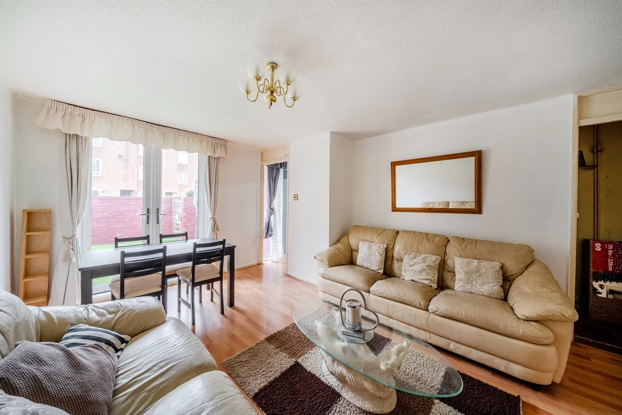 2 bed house for sale — Langdale Close, London