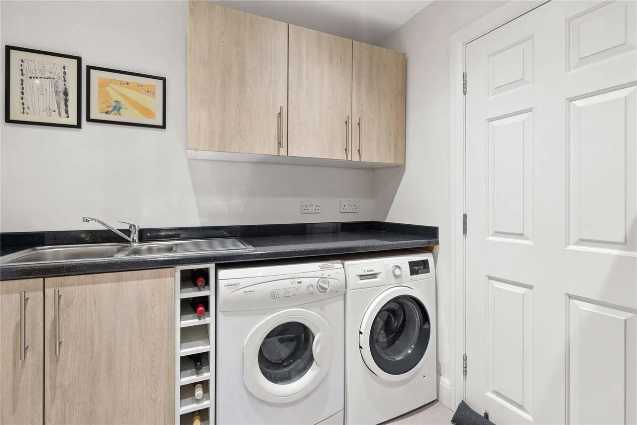Chalfont Avenue, Little Chalfont, Buckinghamshire, HP6 6RF, photo 12