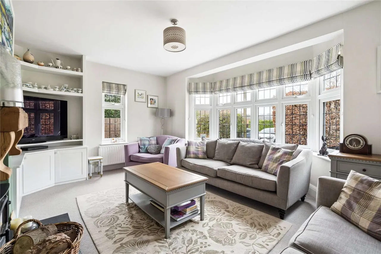Chalfont Avenue, Little Chalfont, Buckinghamshire, HP6 6RF, photo 6