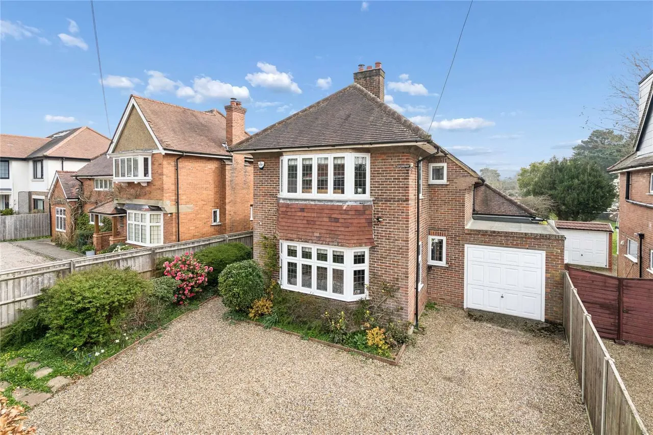 4 bed house for sale — Chalfont Avenue, Little Chalfont, Buckinghamshire, HP6 6RF