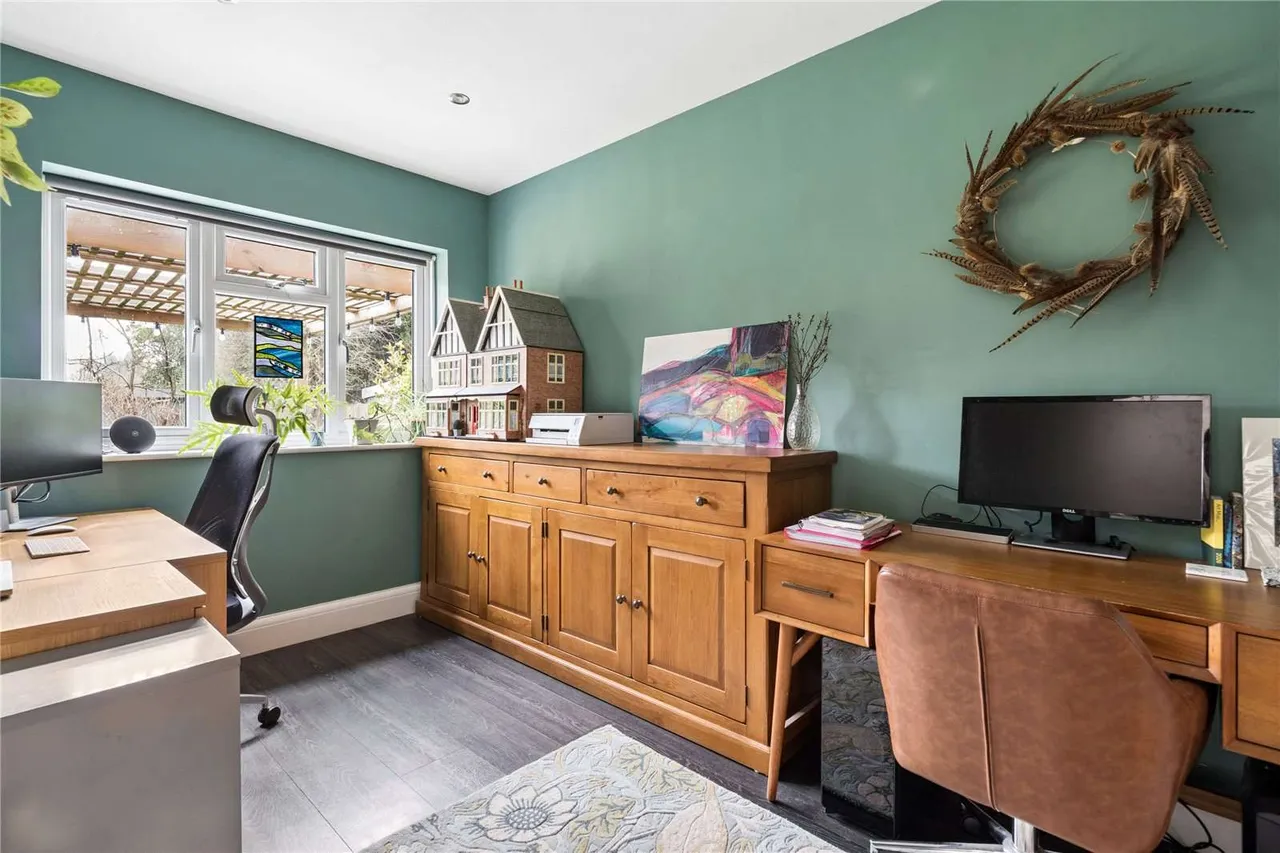 Chalfont Avenue, Little Chalfont, Buckinghamshire, HP6 6RF, photo 11