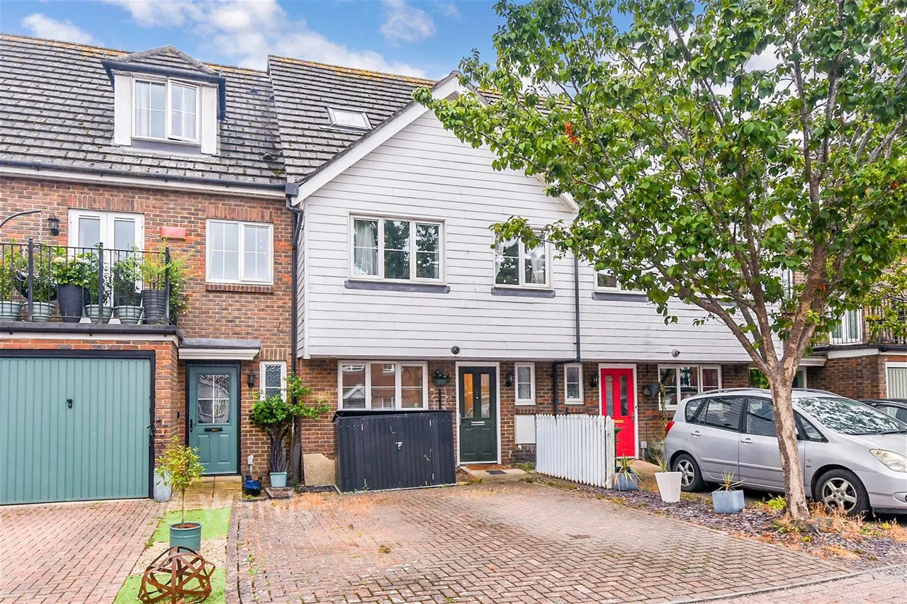 4 bed house for sale, Finch Close, Faversham, ME13