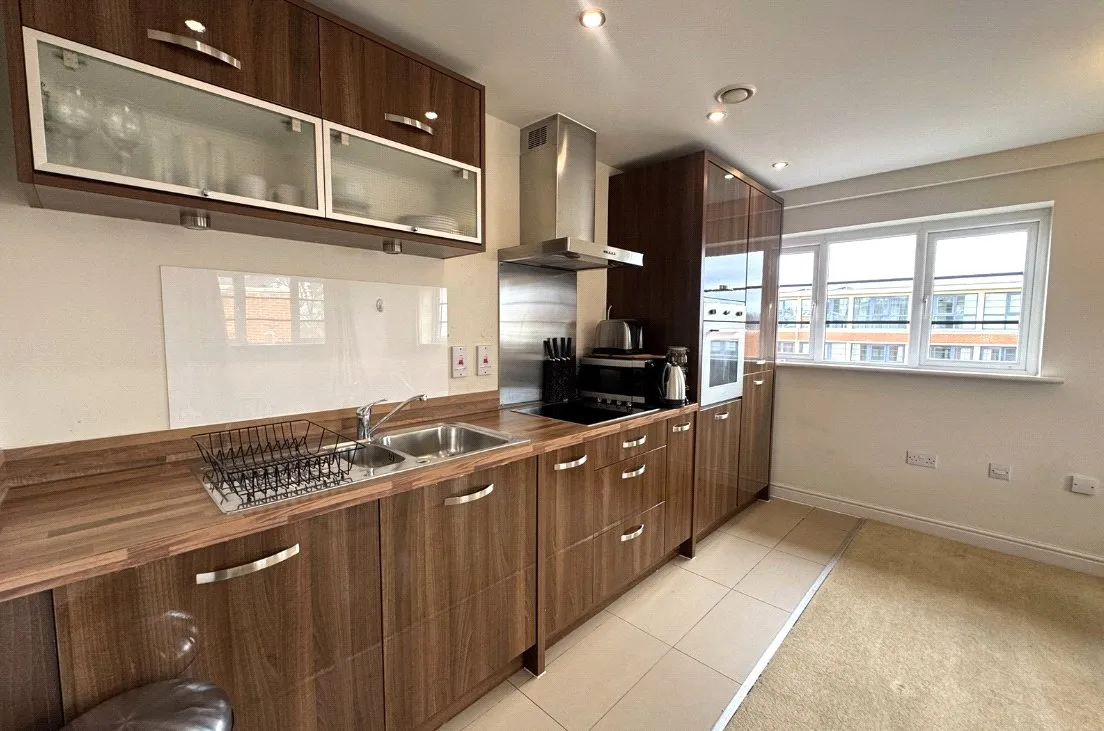 Wallis Square, Farnborough, GU14, photo 2