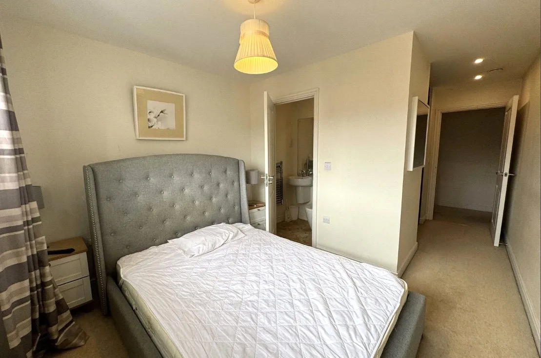 Wallis Square, Farnborough, GU14, photo 4