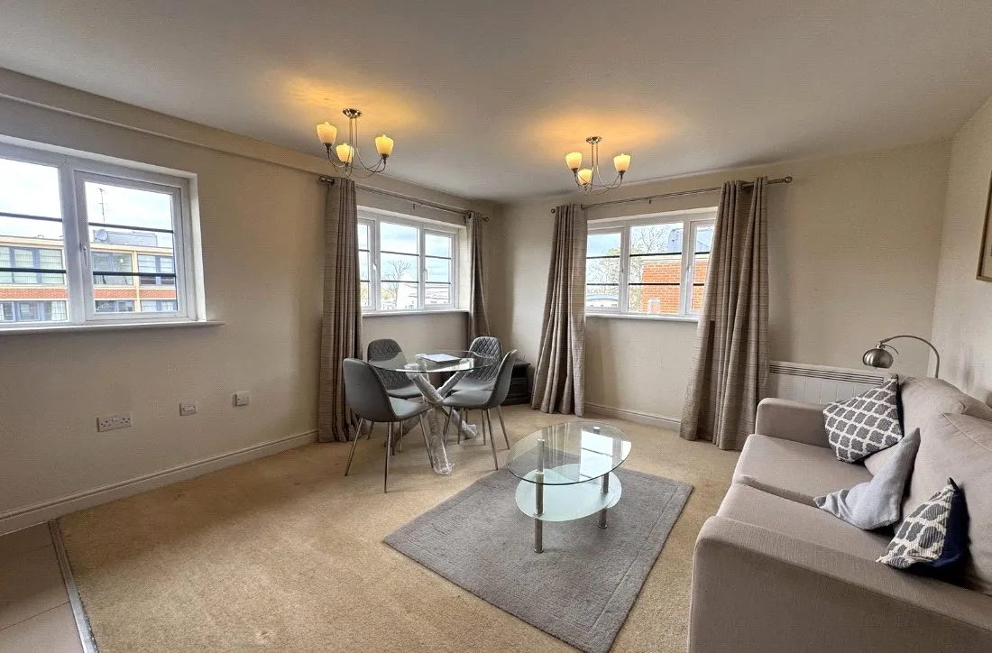 Wallis Square, Farnborough, GU14, photo 3