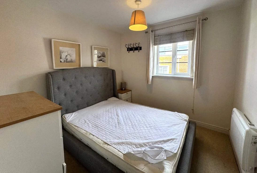 Wallis Square, Farnborough, GU14, photo 5