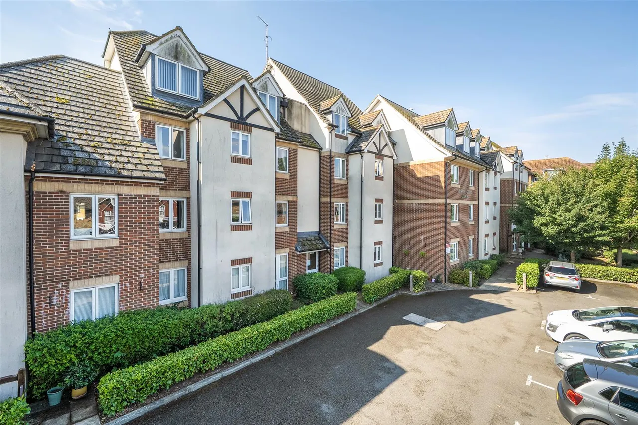 2 bed flat for sale, East Street, Hythe, CT21