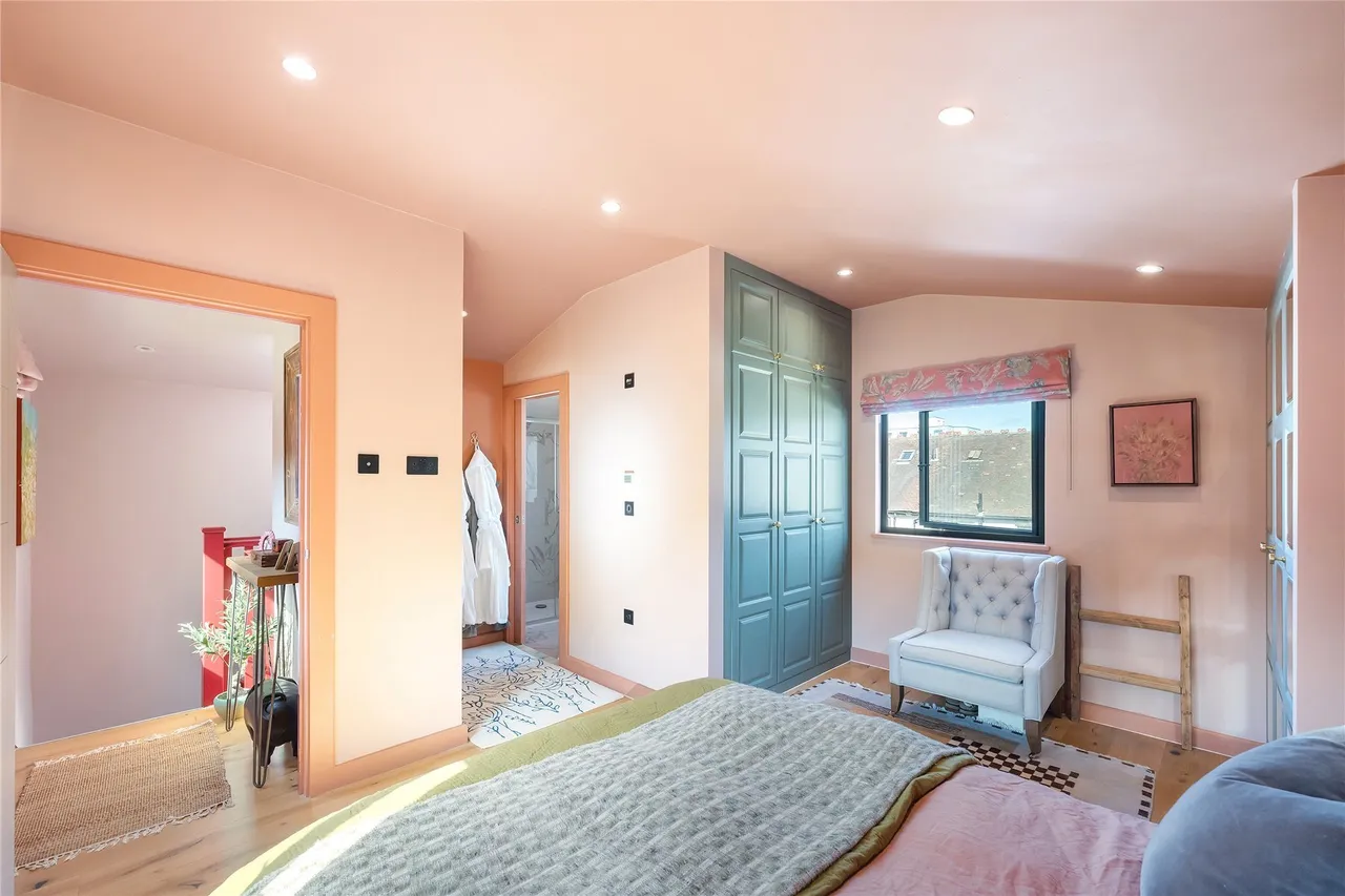 Balham High Road, London, SW12, photo 5