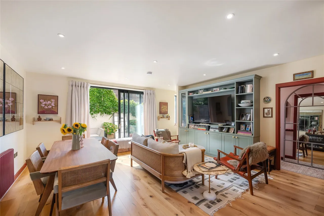 3 bed house for sale — Balham High Road, London, SW12