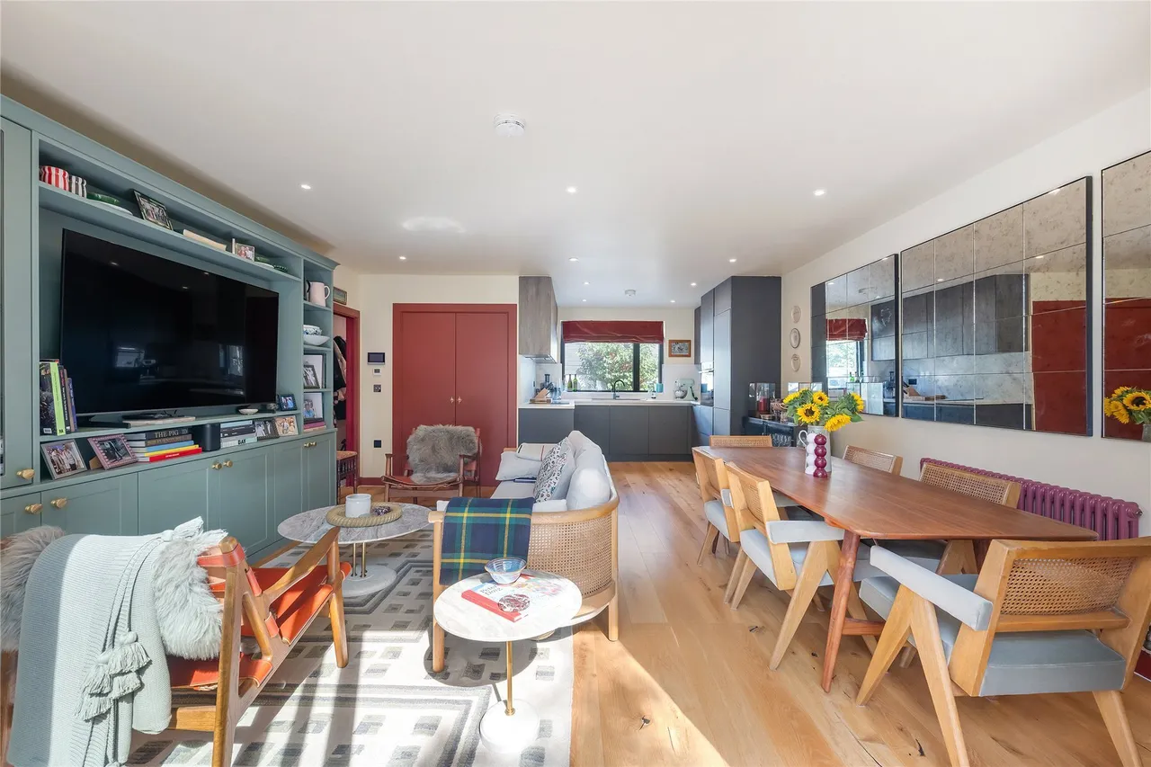Balham High Road, London, SW12, photo 2