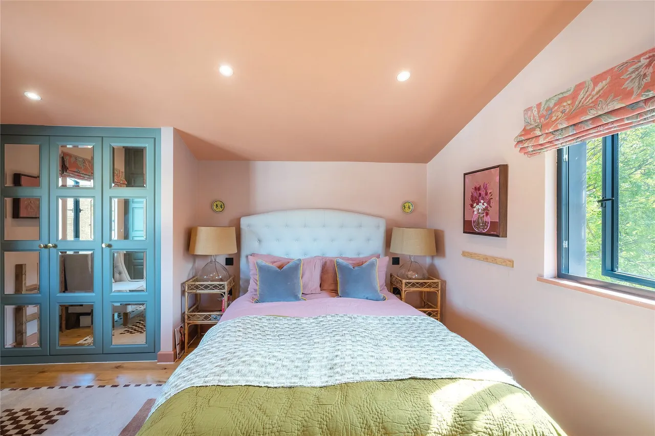 Balham High Road, London, SW12, photo 6