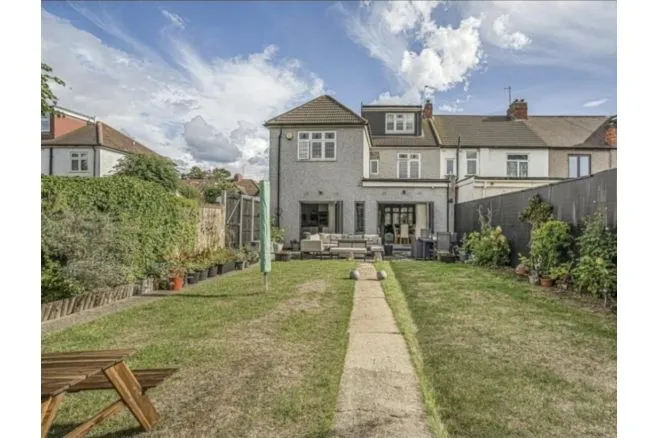 Collinwood Gardens, Redbridge, IG5, photo 3