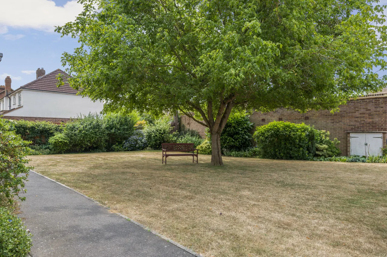 Giggs Hill Gardens, Thames Ditton, KT7, photo 11