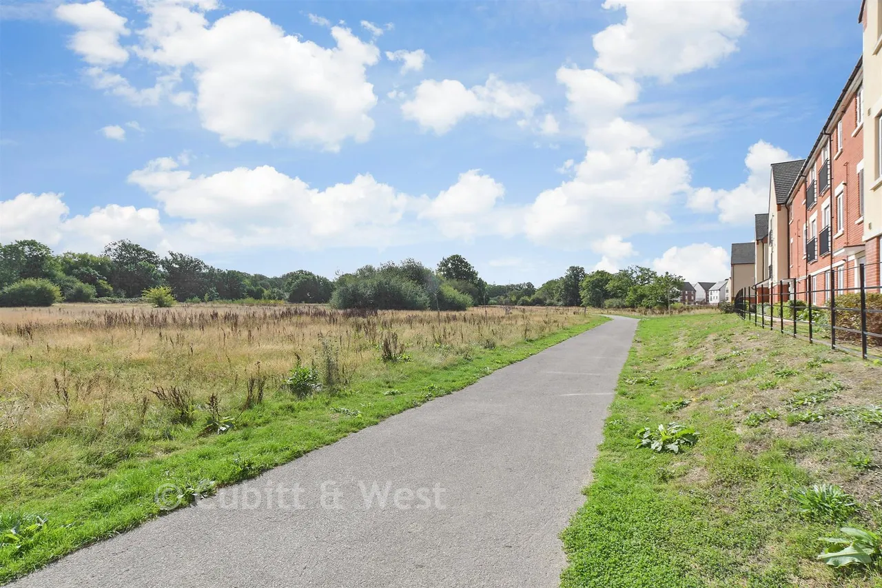 Eames Way, Crawley, RH10, photo 4